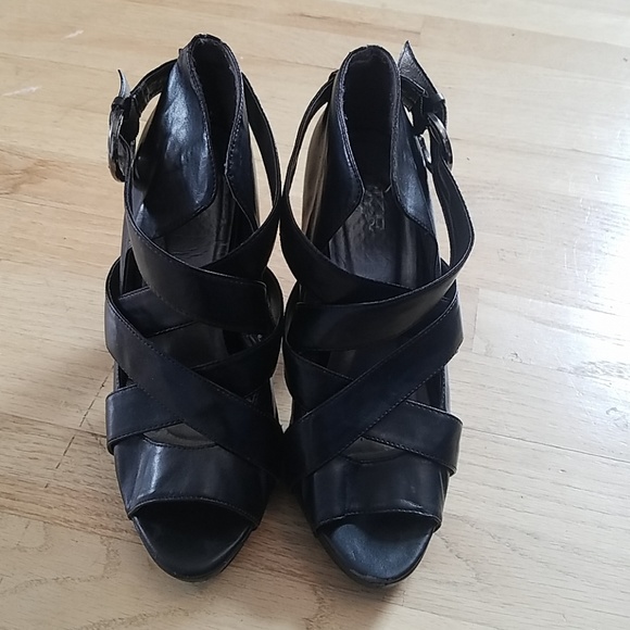 Bold, strappy BKE platform heels - Picture 2 of 6